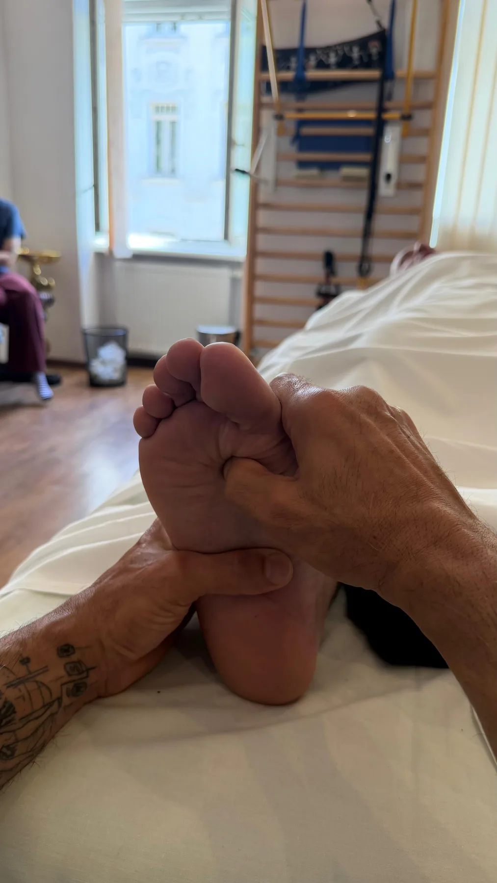 Behandlung der Fußreflexzonen mit dem Daumen