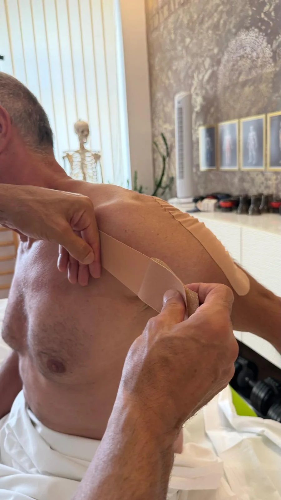Angelegtes Kinesiotape auf der Schulter